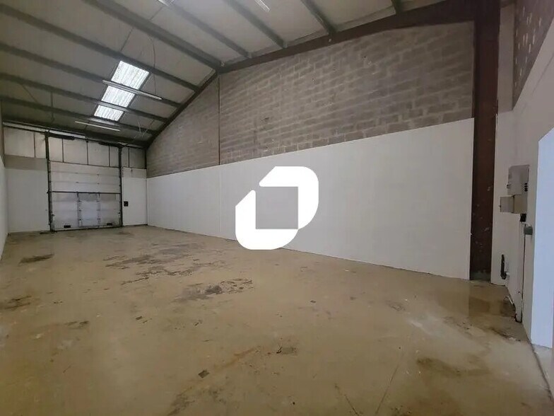 Light Industrial in Grigny to rent - Interior Photo - Image 2 of 12