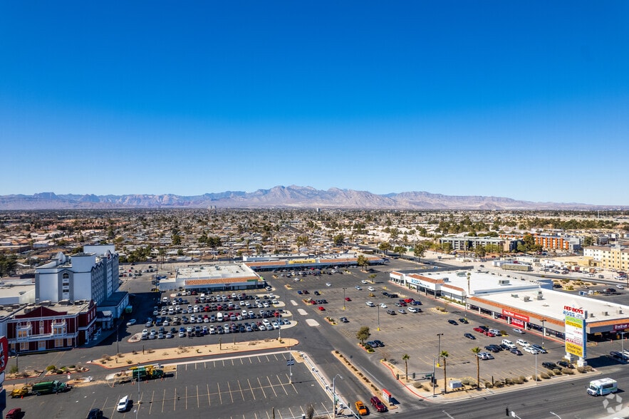 500-640 S Decatur Blvd, Las Vegas, NV for rent - Building Photo - Image 2 of 10