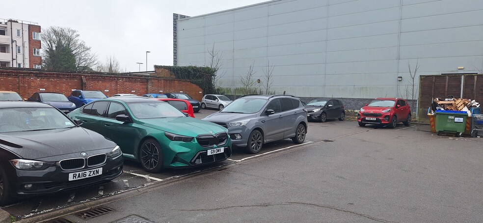 51 Bishopric, Horsham to rent - Building Photo - Image 2 of 3