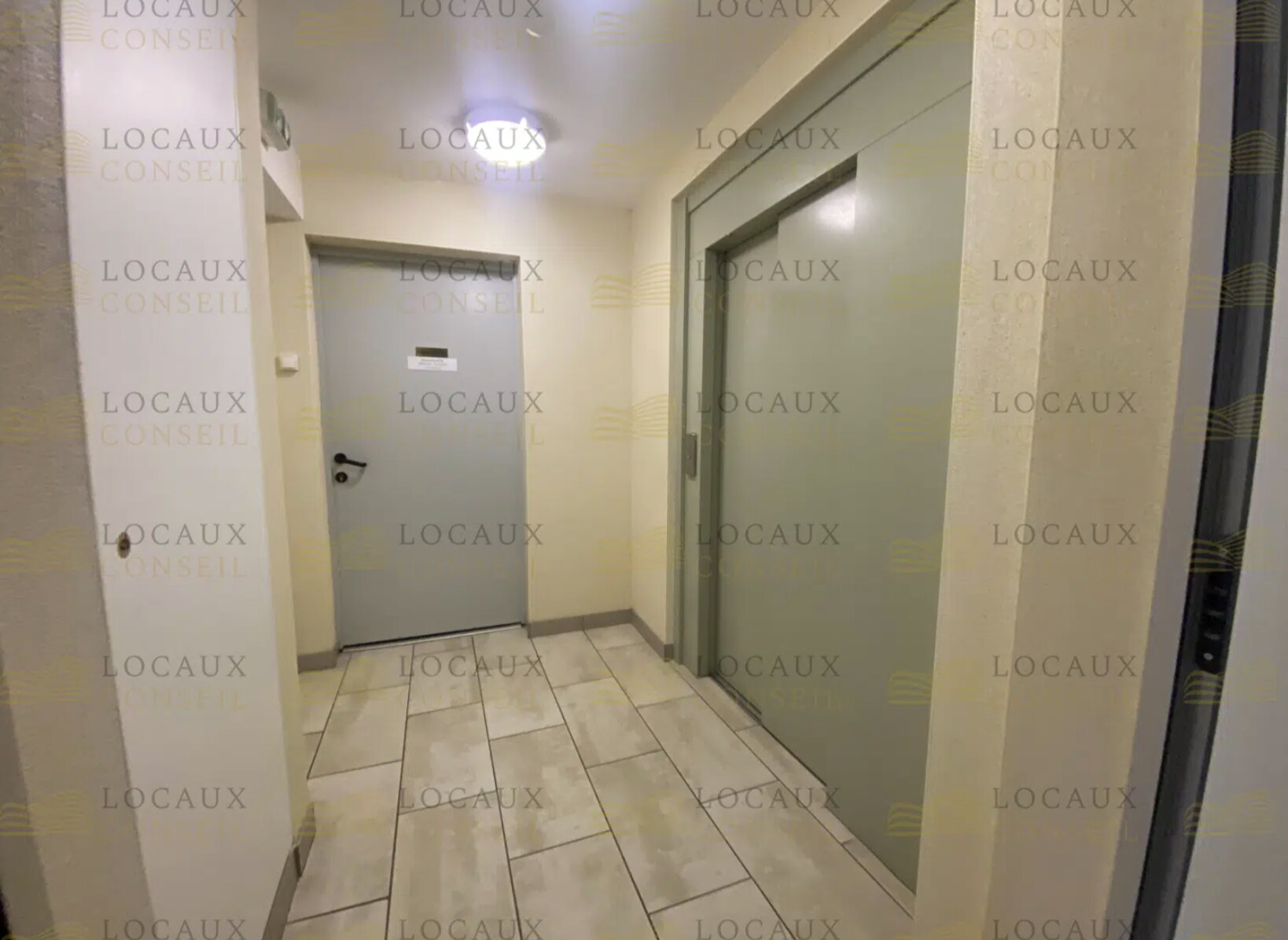 Office in Taverny to rent Primary Photo- Image 1 of 3