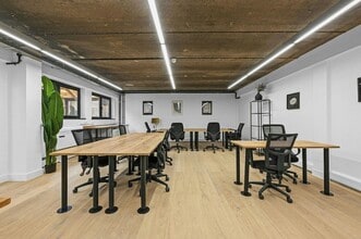 18 Victoria Park Sq, London to rent Interior Photo- Image 2 of 9