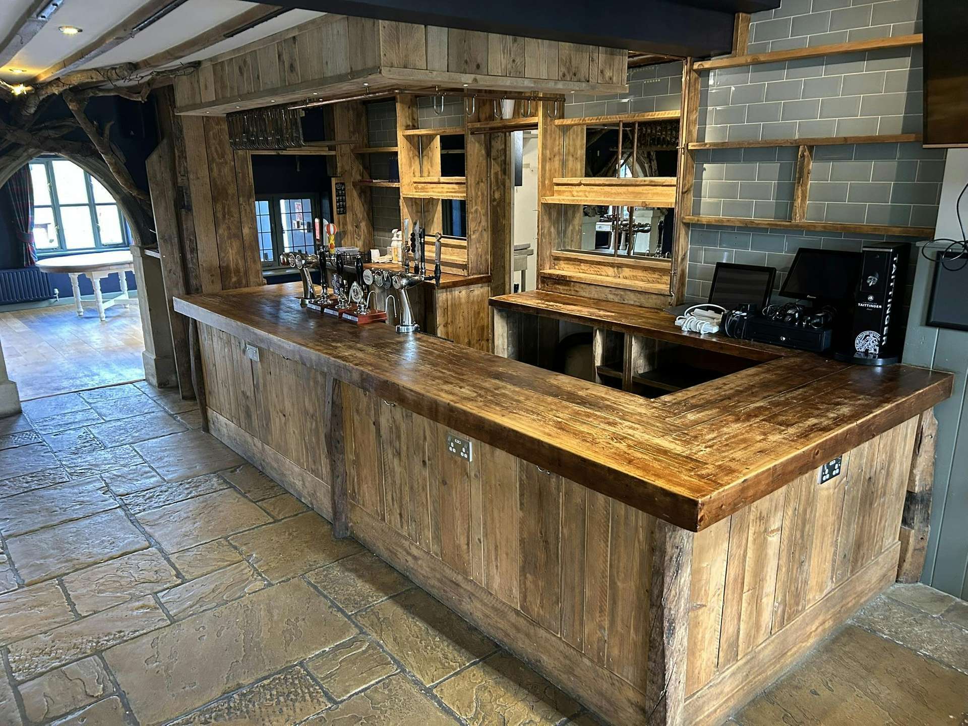 Burford Rd, Minster Lovell to rent Interior Photo- Image 1 of 7