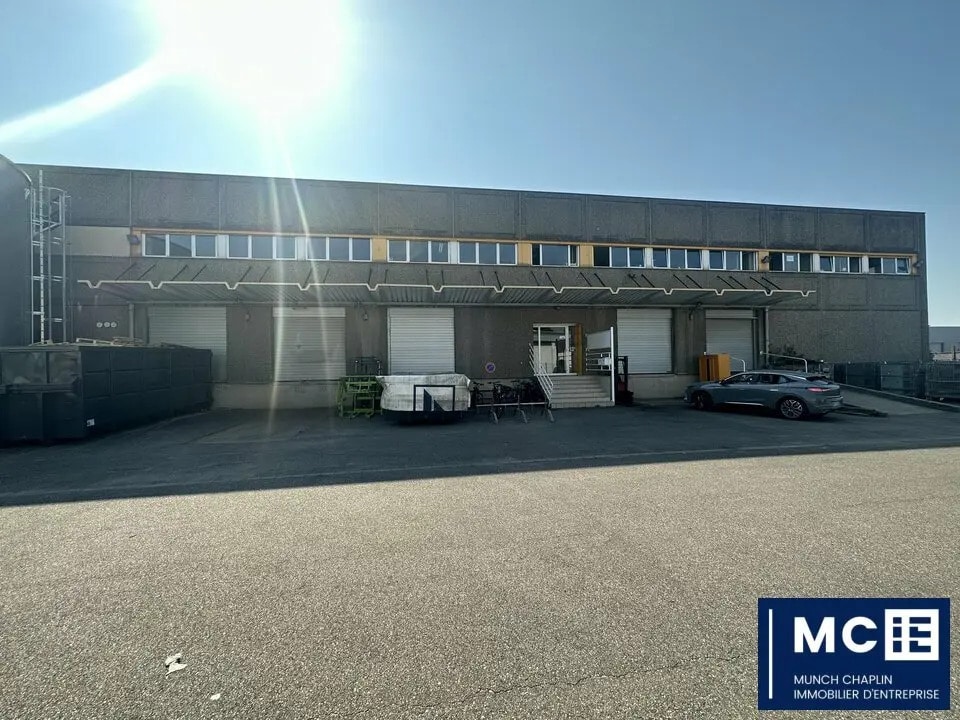 Location Entrepôt 2 425 m² - Photo 1