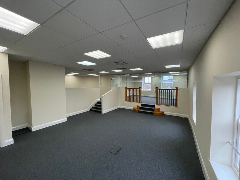 36 Milford St, Salisbury to rent - Building Photo - Image 2 of 6