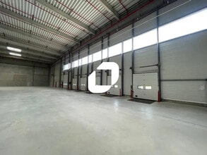 Industrial in Le Thillay to rent Interior Photo- Image 1 of 7