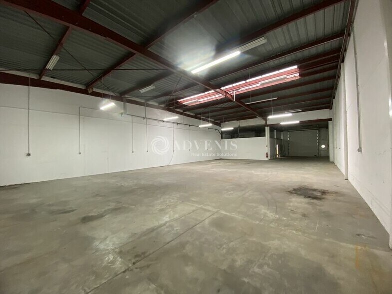 Light Industrial in Buc to rent - Interior Photo - Image 2 of 6