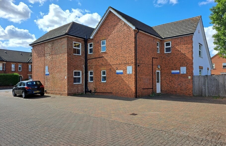 1 The Avenue, Flitwick for sale - Building Photo - Image 3 of 4