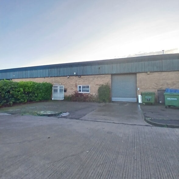Unit 8 Canada Close, Banbury to rent - Building Photo - Image 2 of 6