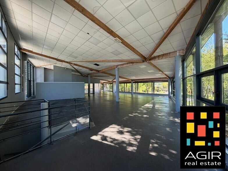 Retail in Serris to rent - Interior Photo - Image 2 of 3