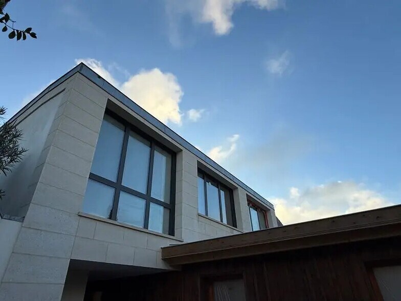 Office in Bordeaux to rent - Building Photo - Image 2 of 3