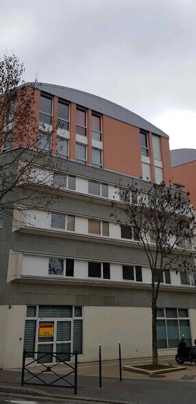 Retail in Asnières-sur-Seine to rent - Building Photo - Image 1 of 2