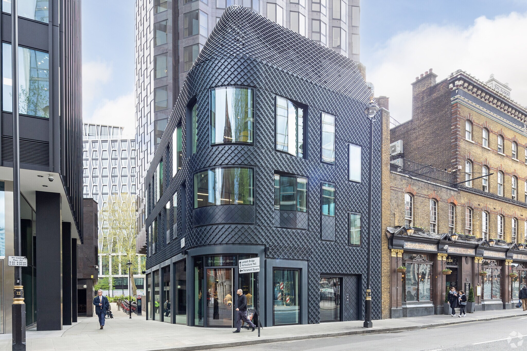 The Gate House, London for sale Primary Photo- Image 1 of 1