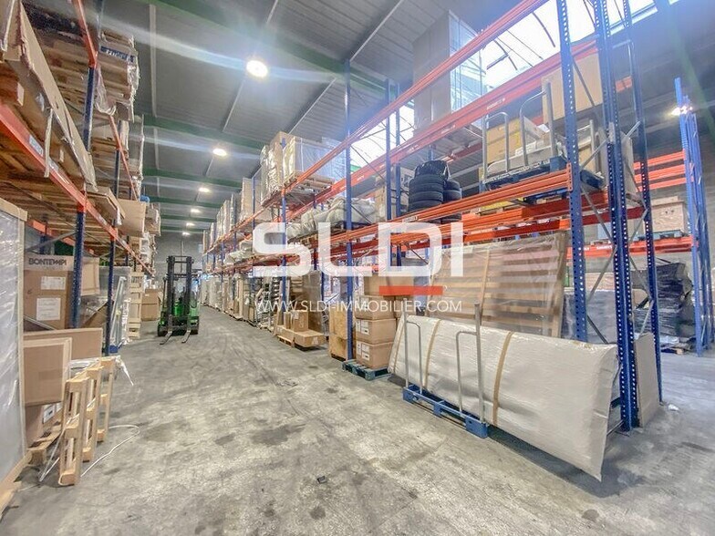 Light Industrial in Genas to rent - Interior Photo - Image 3 of 6