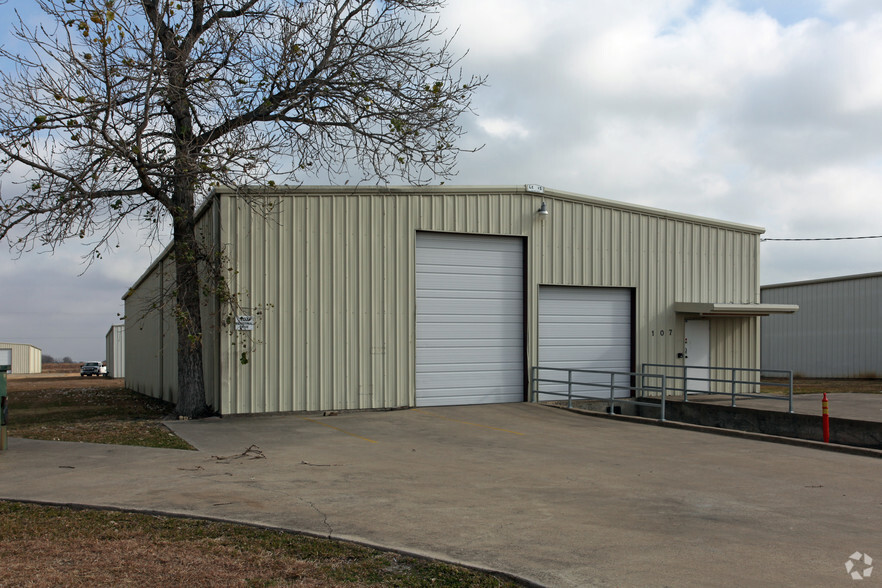 107 Industrial Dr, Forney, TX for rent - Primary Photo - Image 1 of 2