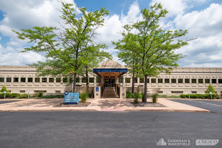 25209-25249 Country Club Blvd, North Olmsted, OH for rent - Building Photo - Image 3 of 10