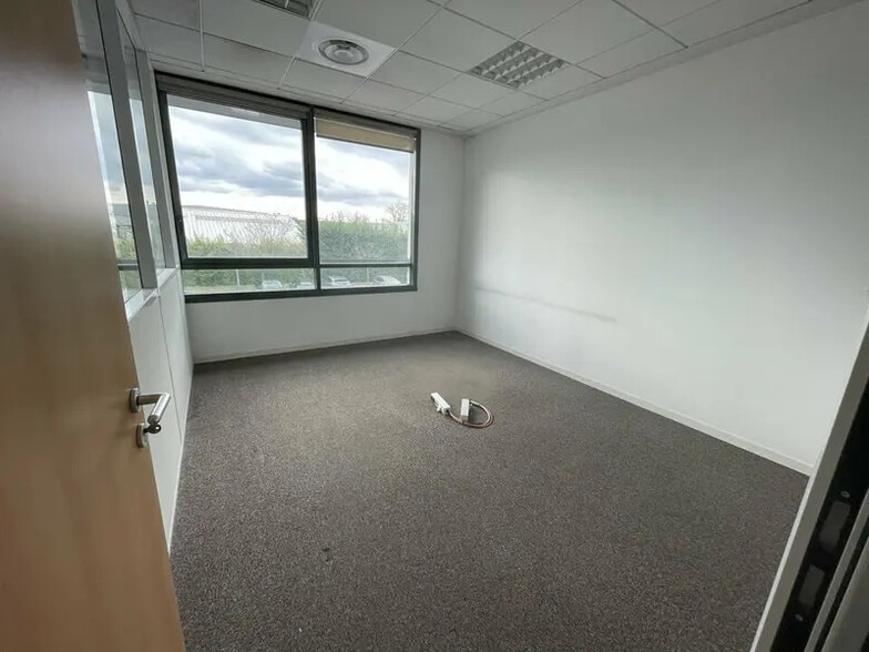 Office in CHAMPAGNE-AU-MONT-D'OR to rent - Interior Photo - Image 3 of 12