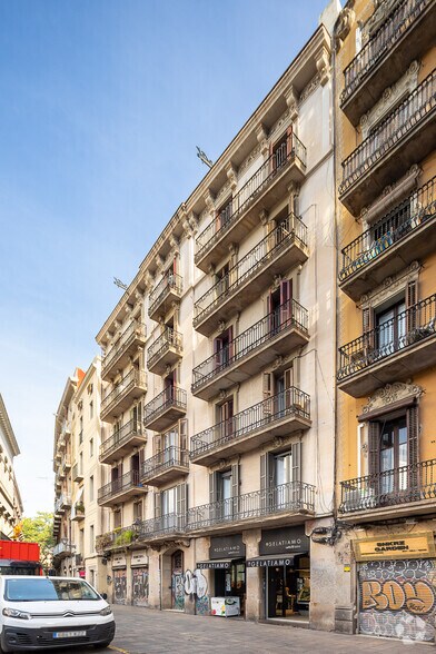 Retail in Barcelona, Barcelona to rent - Primary Photo - Image 1 of 1