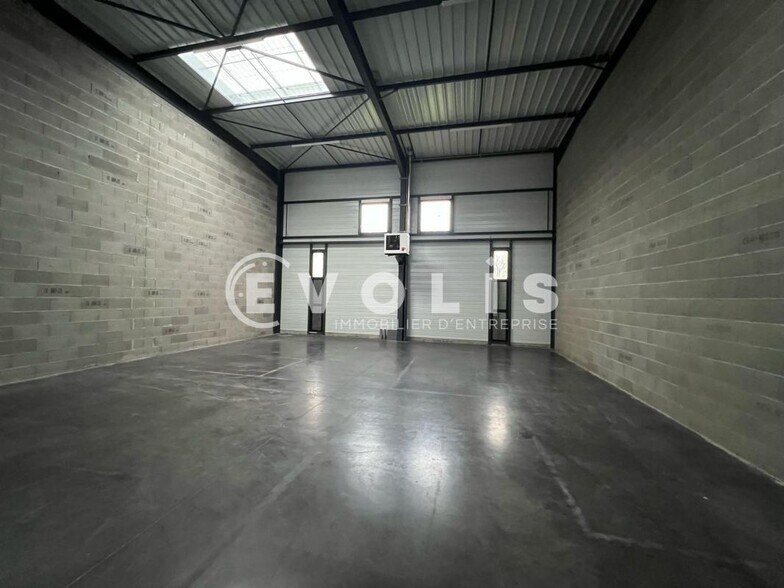 Light Industrial in Meyzieu to rent - Interior Photo - Image 3 of 13