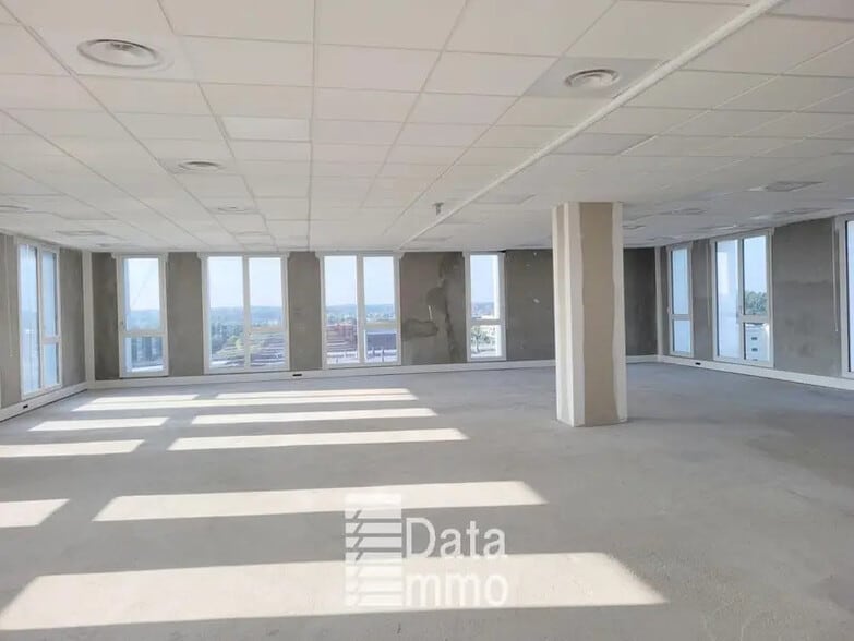 19 Avenue Blaise Pascal, Champs-sur-Marne to rent - Building Photo - Image 3 of 7