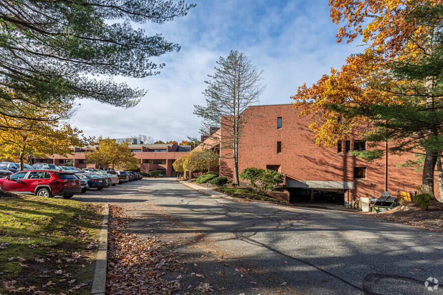 7-57 Wells Ave, Newton, MA for rent - Building Photo - Image 2 of 10