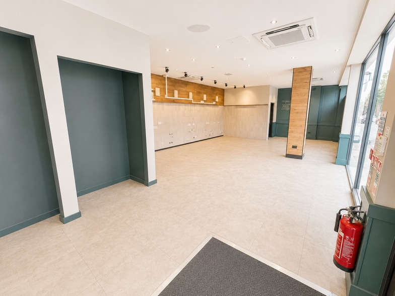 24-32 Kilburn High Rd, London to rent - Building Photo - Image 3 of 8