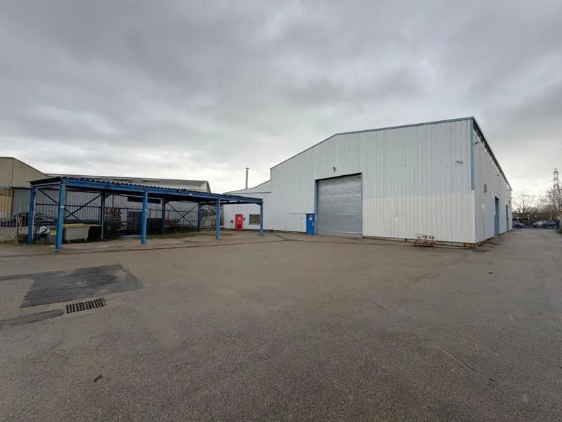 Industrial in Vaulx-en-Velin to rent Building Photo- Image 1 of 7