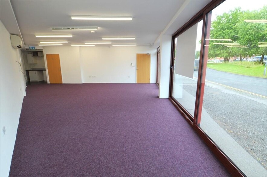 Radford Way, Billericay to rent - Building Photo - Image 3 of 11
