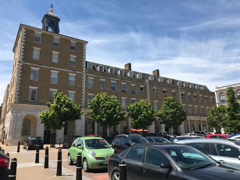 Queen Mother Sq, Dorchester to rent - Building Photo - Image 2 of 3