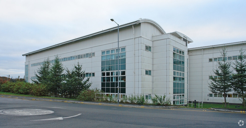 2 The Parklands, Bolton to rent - Building Photo - Image 2 of 2