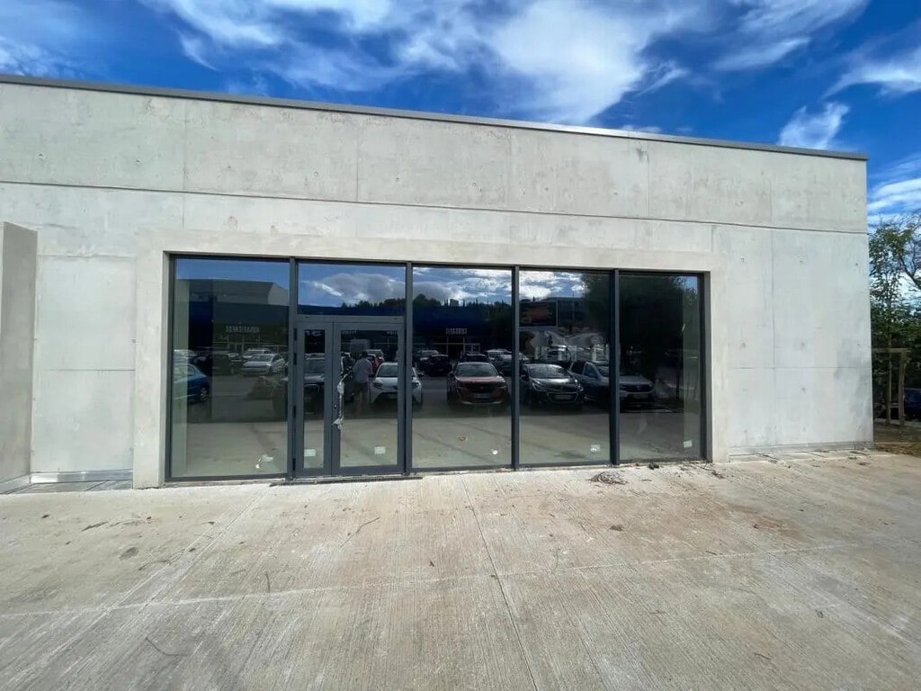 Location Commerce 398 m² - Photo 1