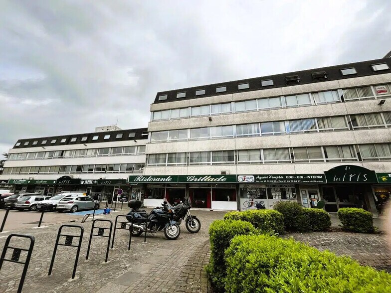 Retail in Ris-Orangis to rent - Building Photo - Image 1 of 13