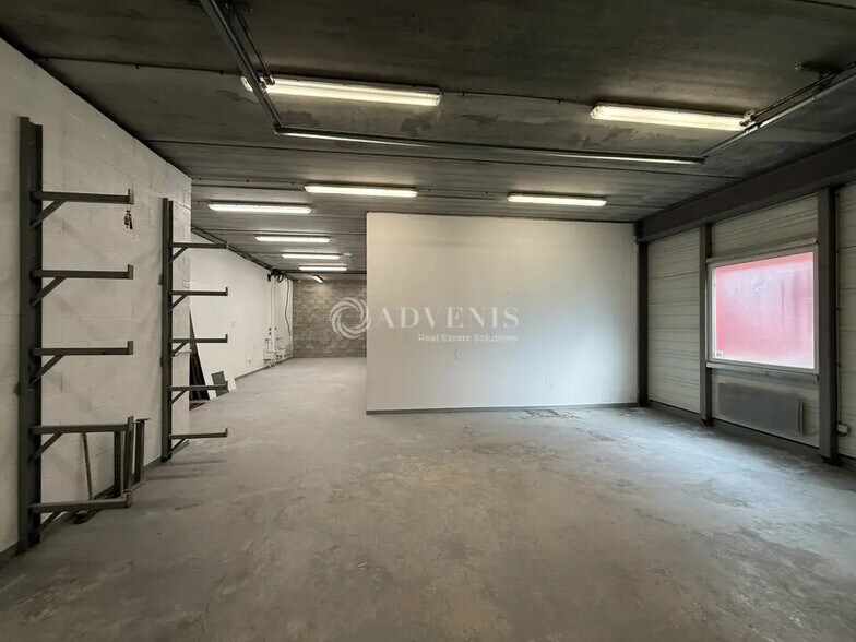 Light Industrial in Champs-sur-Marne to rent - Interior Photo - Image 2 of 10