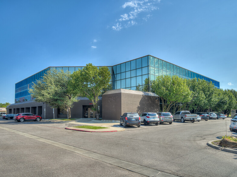 9520 N May Ave, Oklahoma City, OK for rent - Building Photo - Image 3 of 11