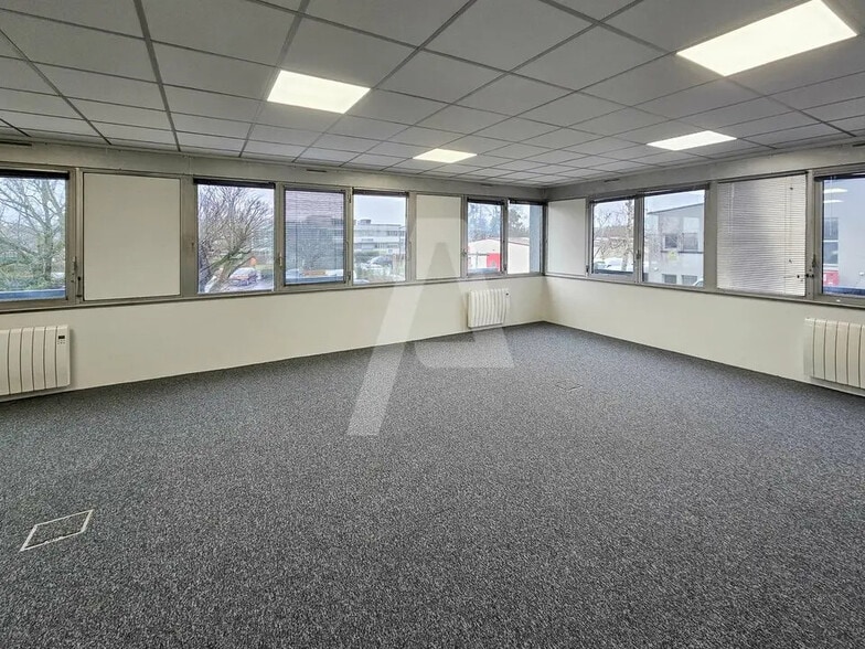 Office in Massy to rent - Interior Photo - Image 1 of 6