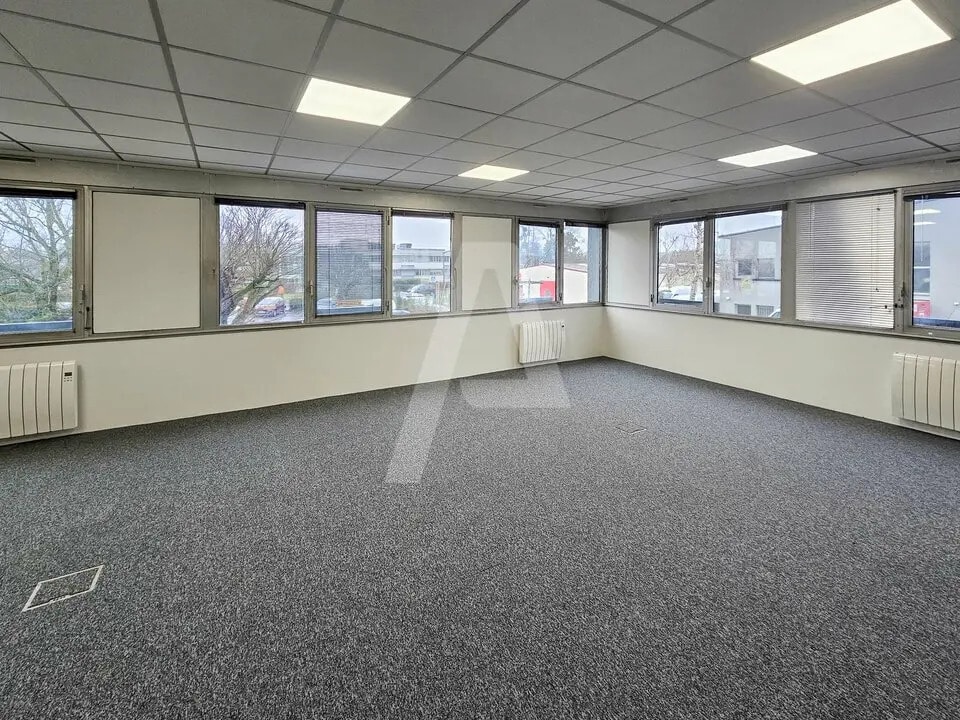 Office in Massy to rent Interior Photo- Image 1 of 7