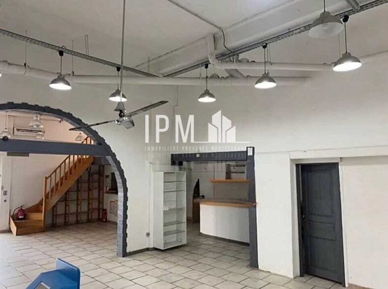 9 Rue Georges Simenon, Hyères to rent - Building Photo - Image 2 of 5