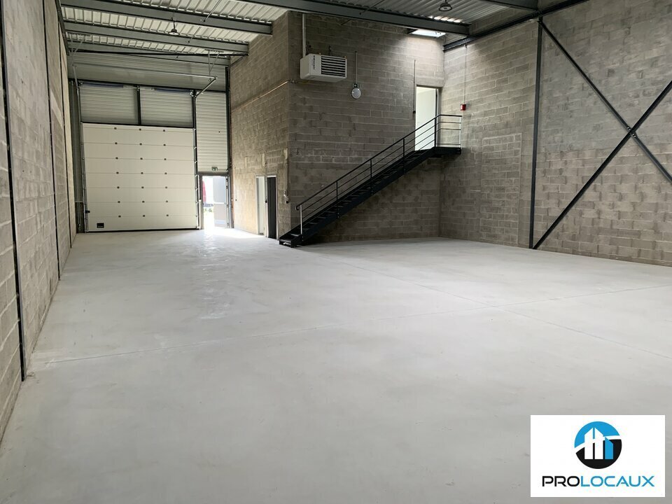 Light Industrial in Champagne-sur-Oise to rent Building Photo- Image 1 of 5