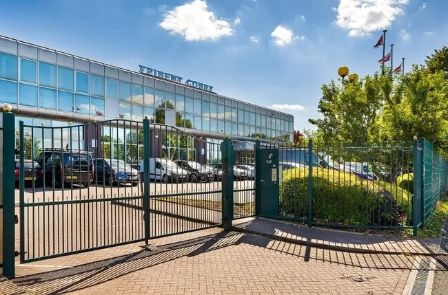 More details for Oakcroft Rd, Chessington - Co-working to Rent