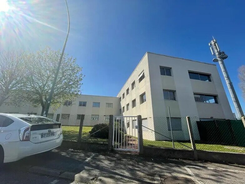 Office in Plaisir to rent - Building Photo - Image 3 of 5