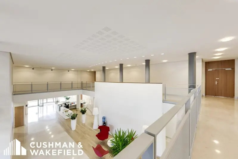 3 Rue Saarinen, Rungis to rent - Lobby - Image 3 of 13