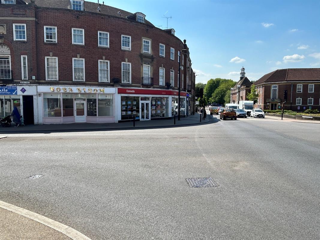 102 Easton St, High Wycombe to rent Primary Photo- Image 1 of 5