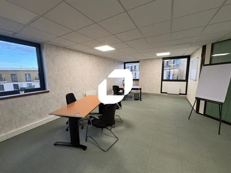 Office in Chatou to rent Interior Photo- Image 1 of 4