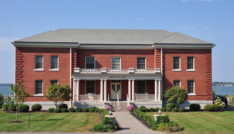 121 Pike Rd, Sackets Harbor, NY 13685 UK