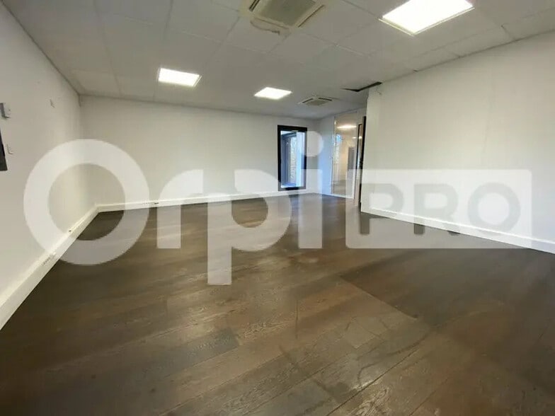 Office in Dardilly to rent - Building Photo - Image 1 of 15