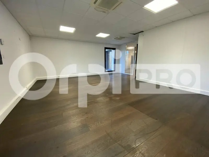 Office in Dardilly to rent Building Photo- Image 1 of 16