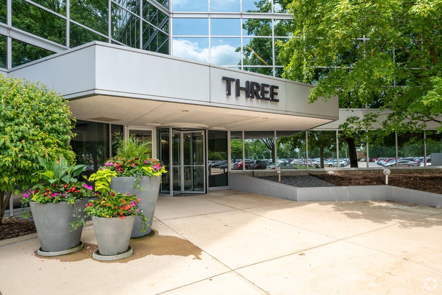 3 Westbrook Corporate Ctr, Westchester, IL for rent - Building Photo - Image 2 of 7