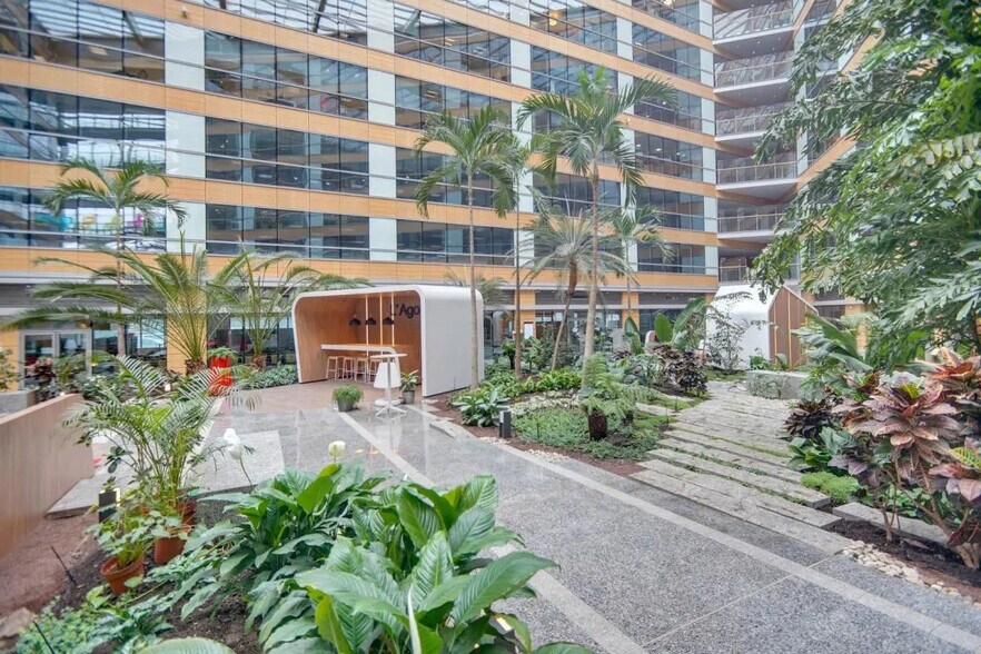 14-16 Rue Touzet-Gaillard, Saint-Ouen-sur-Seine to rent - Building Photo - Image 3 of 10