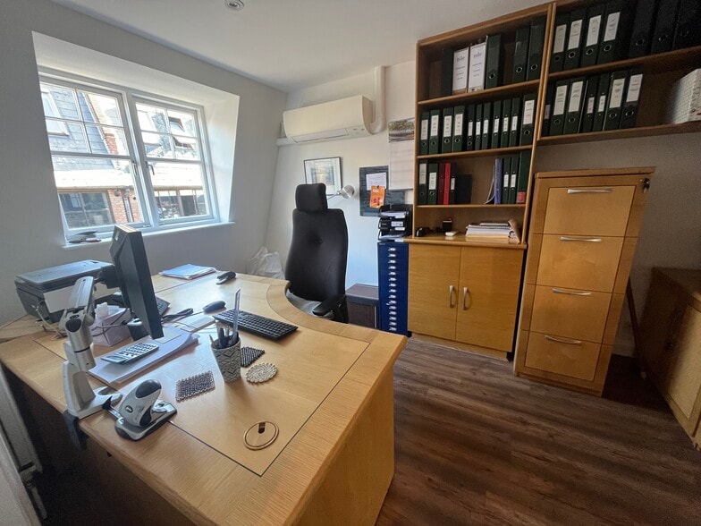 27A Brownlow Mews, London to rent - Building Photo - Image 3 of 9