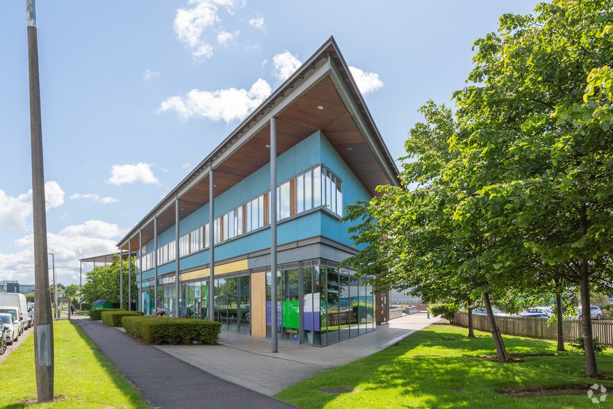 17 South Gyle Cres, Edinburgh to rent - Building Photo - Image 2 of 4