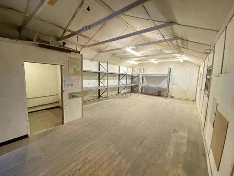 Unit 20A,20B &20C Hanworth Road portfolio of 3 properties for sale on LoopNet.co.uk - Building Photo - Image 2 of 7